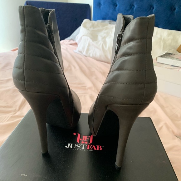 NWT Grey Patent Leather Platform Pumps - Picture 5 of 5